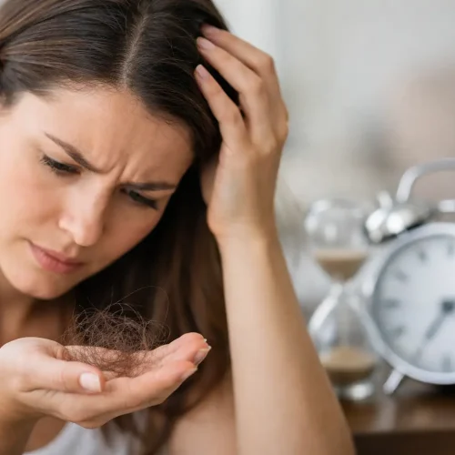 Eflúvio telógeno: quanto tempo dura a queda?